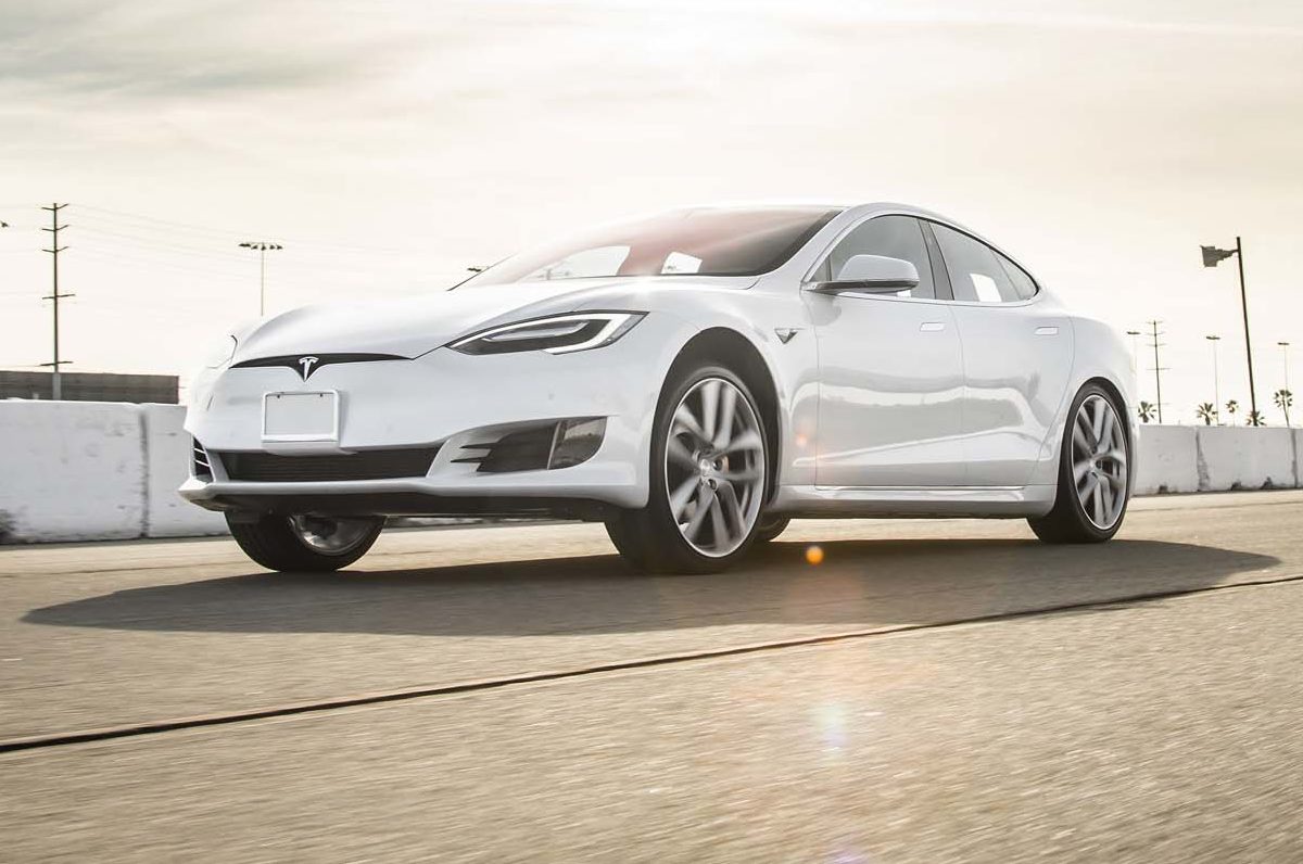 2017-Tesla-Model-S-P100D-front-three-quarter-in-motion-03-e1486428185861